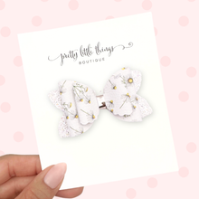 Load image into Gallery viewer, White Daisies - Liya 2.5"