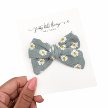 Load image into Gallery viewer, Green Daisy - Small Nola - 3.5”