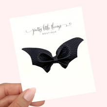 Load image into Gallery viewer, Pinch Bat - Black - 4&quot;
